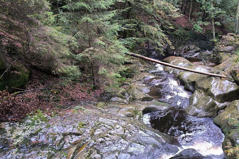 Die 'Große Ohe' stürzt sich die glattgelutschten Brocken herab